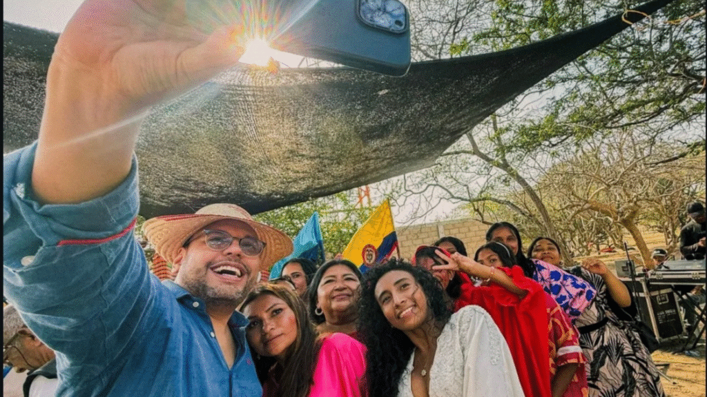Representantes del MinTIC y líderes Wayúu durante la inauguración del servicio de Internet en El Arroyo, La Guajira.