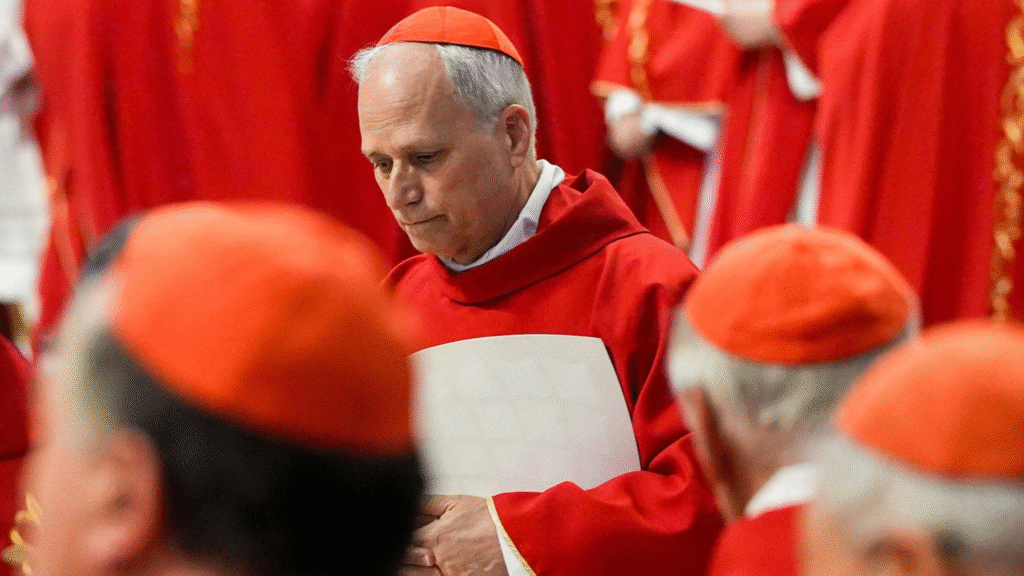 El cardenal Robert Francis Prevost saluda