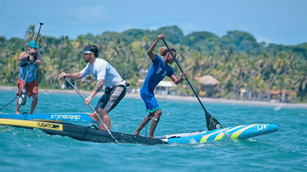 Surfista cordobés Darío González durante la Copa América de SUP 2025 en San Bernardo del Viento