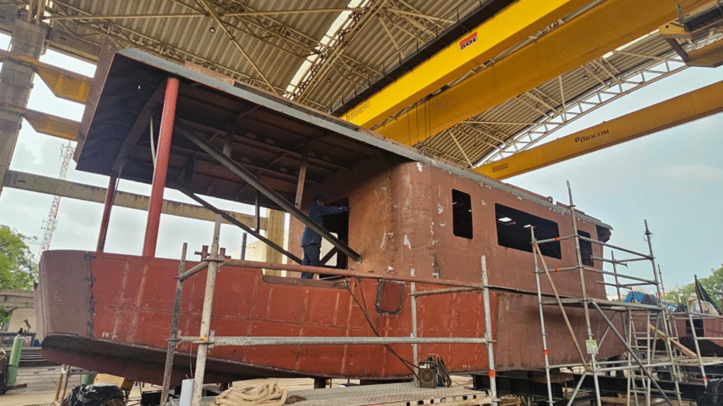 Embarcaciones Businú en construcción para transporte fluvial de Montería