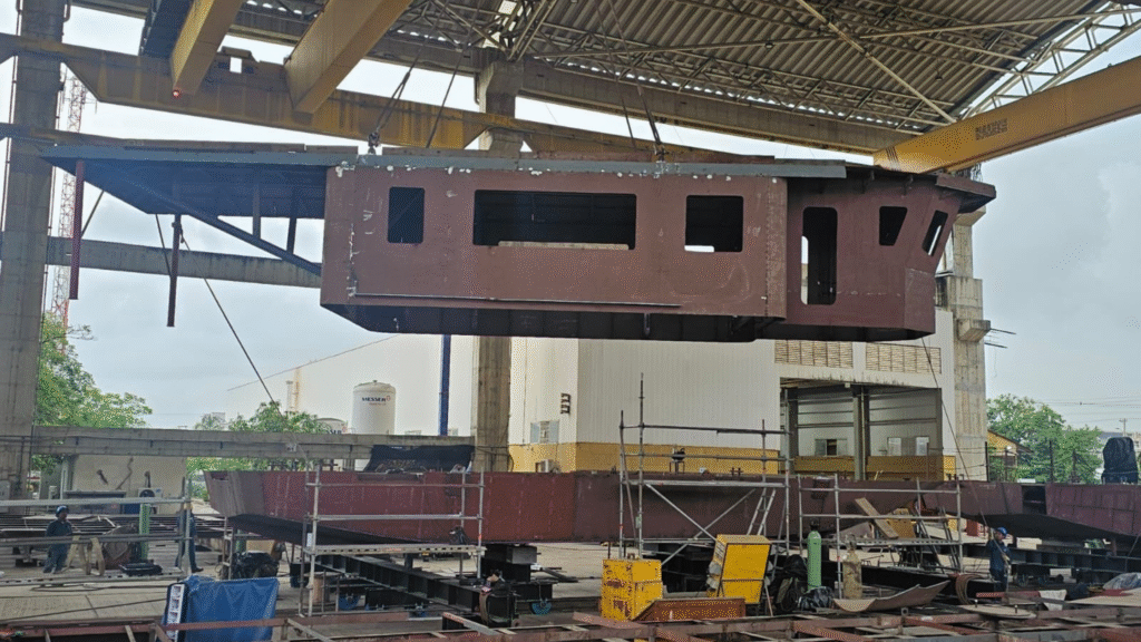 Embarcaciones Businú en construcción para transporte fluvial de Montería