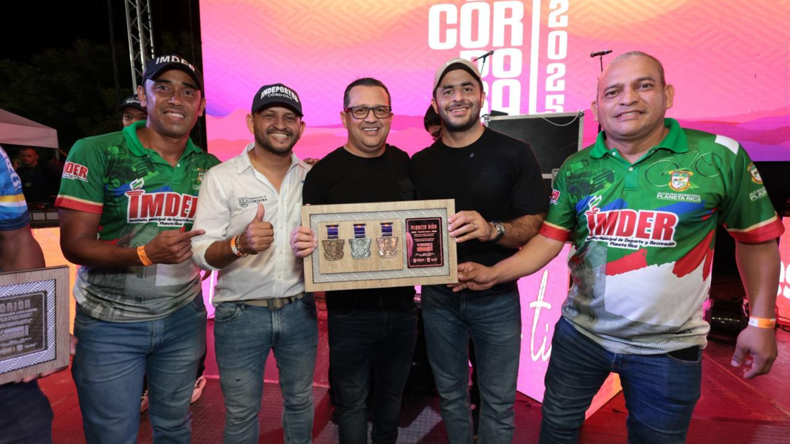 Atletas cordobeses celebran en los V Juegos Departamentales 2025 en Montería