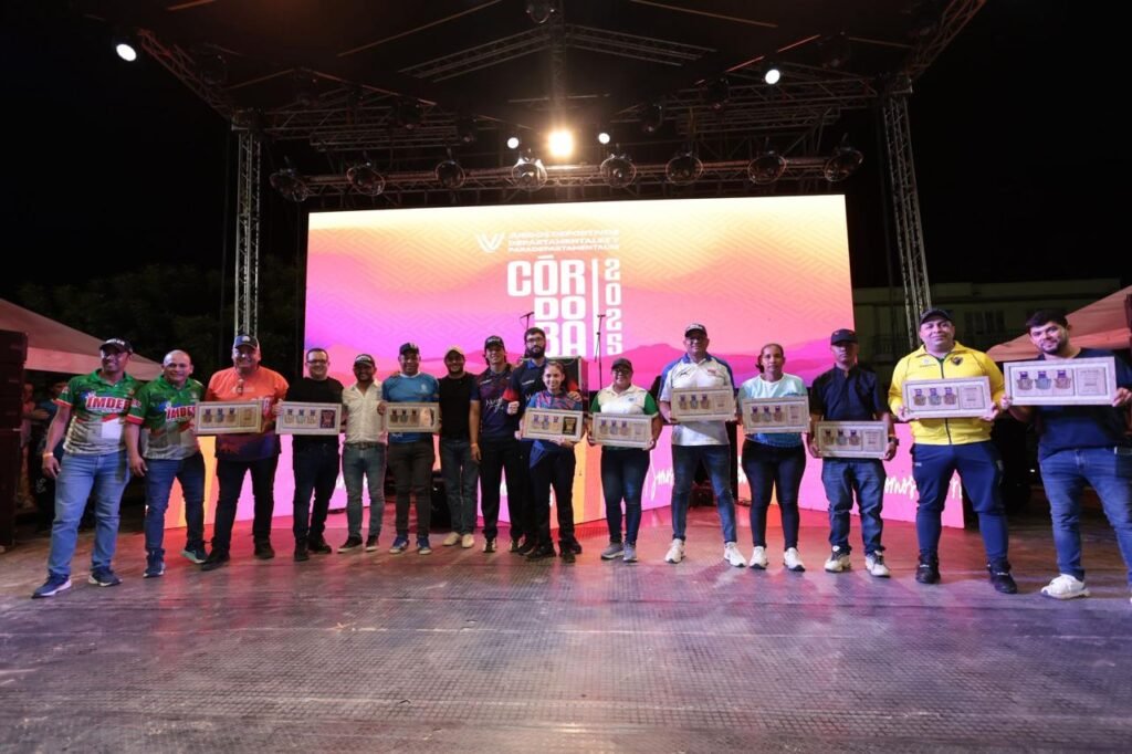 Atletas cordobeses celebran en los V Juegos Departamentales 2025 en Montería