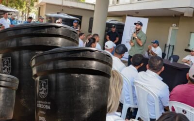 Entrega de tanques de agua por la Gobernación de Córdoba para mitigar los efectos de la sequía en comunidades rurales.