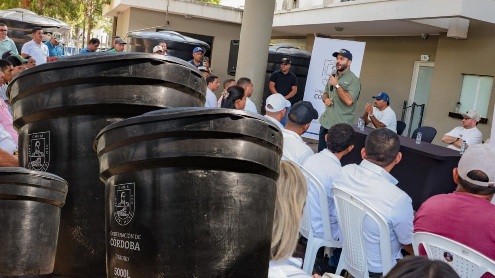 Entrega de tanques de agua por la Gobernación de Córdoba para mitigar los efectos de la sequía en comunidades rurales.