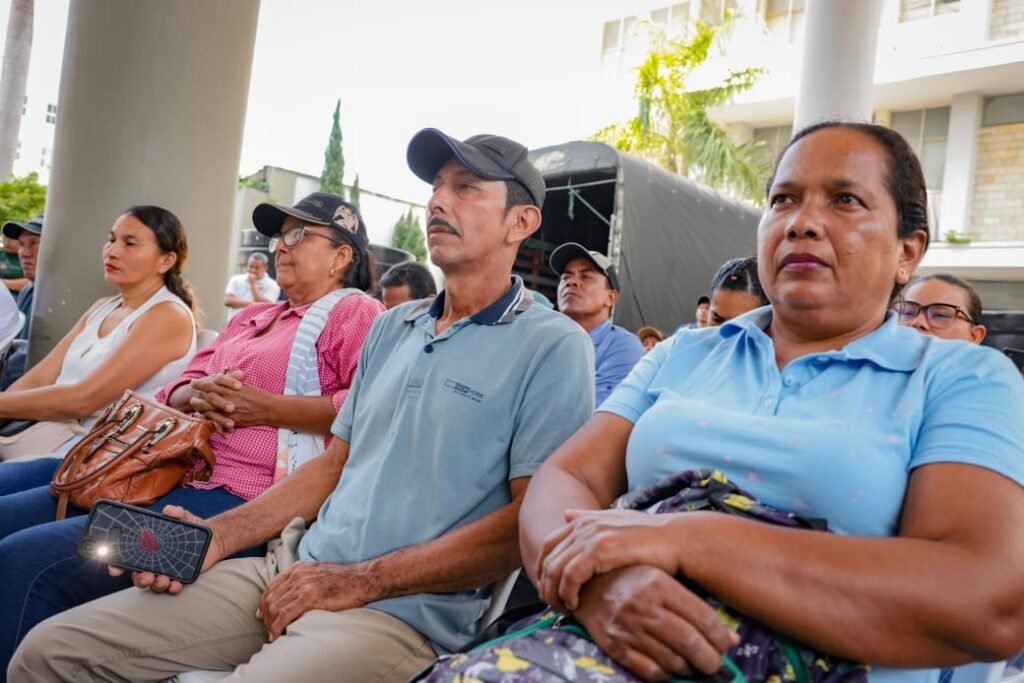 Entrega de tanques de agua por la Gobernación de Córdoba para mitigar los efectos de la sequía en comunidades rurales.