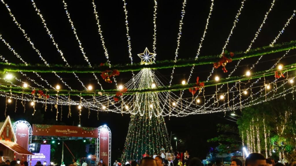 Árbol de Navidad iluminado en el alumbrado navideño en Montería con luces decorativas
