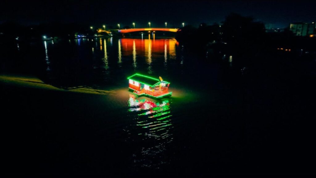 Planchón navideño iluminado navegando por el río Sinú en Montería en temporada turística