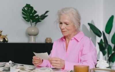 Ilustración que representa la relación entre el Alzheimer y la inflamación causada por infecciones en las encías