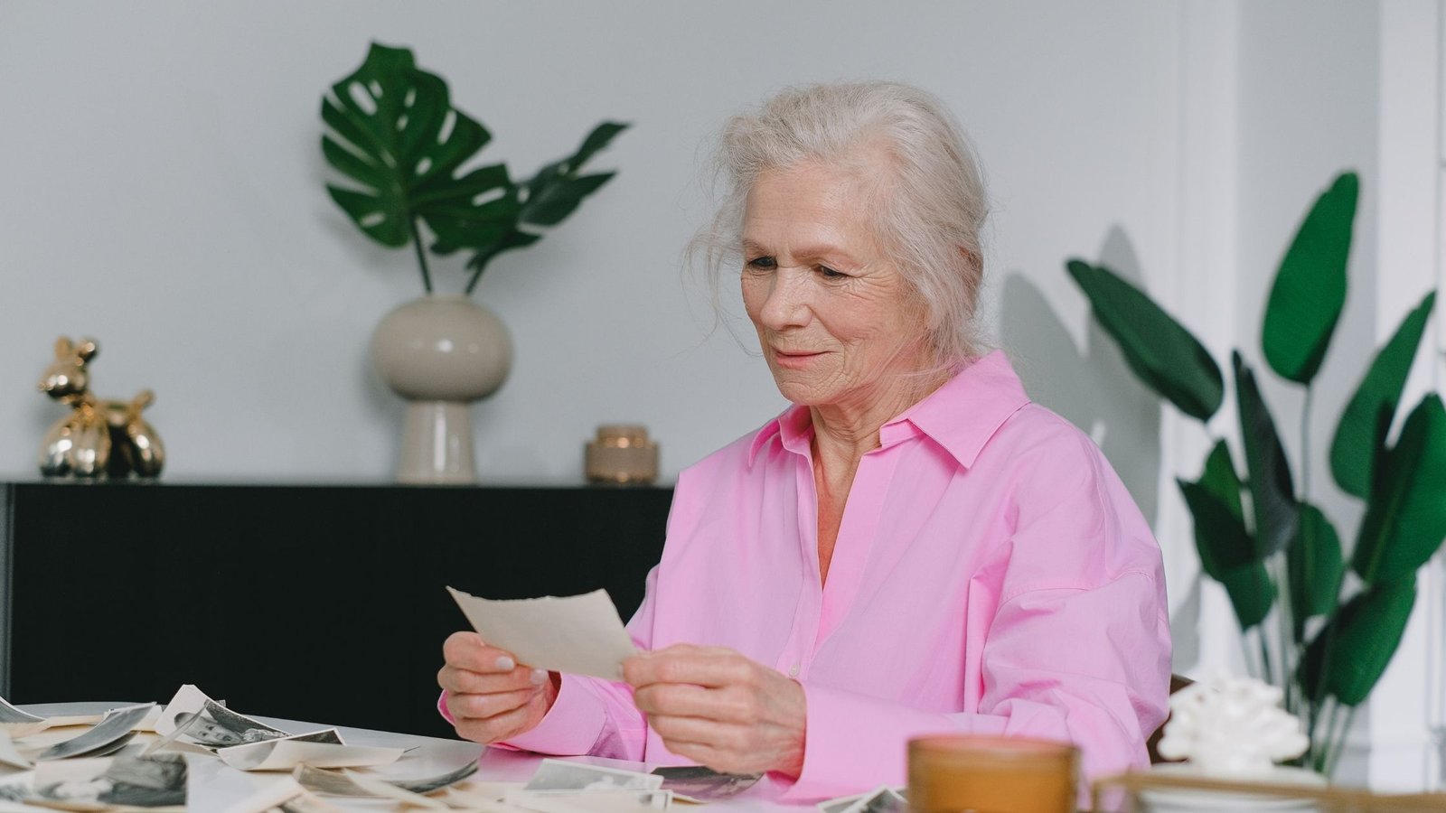 Ilustración que representa la relación entre el Alzheimer y la inflamación causada por infecciones en las encías