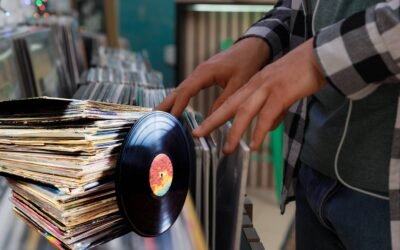 persona comprando discos de vinilos en tienda