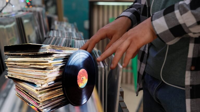persona comprando discos de vinilos en tienda
