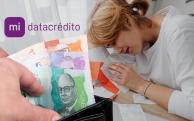 Imagen ilustrativa de una mujer con dinero colombiano y el logo de Datacrédito relacionada con reportes negativos por fraude.