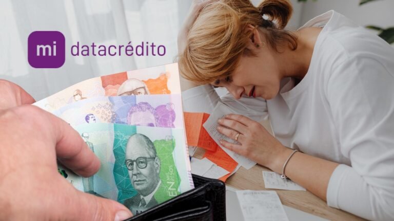 Imagen ilustrativa de una mujer con dinero colombiano y el logo de Datacrédito relacionada con reportes negativos por fraude.
