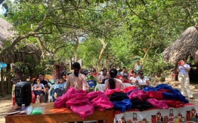 padres e hijos en la celebración de la entrega de los kits escolares