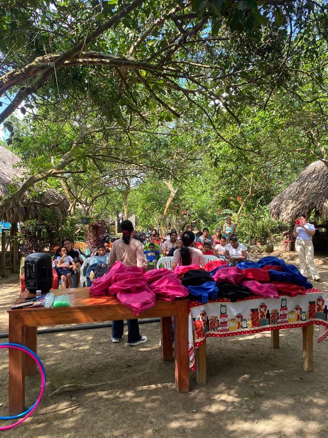 padres e hijos en la celebración de la entrega de los kits escolares