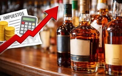 Botellas de ron y whisky en Colombia, en referencia al posible aumento de precios por nuevos impuestos a bebidas alcohólicas.