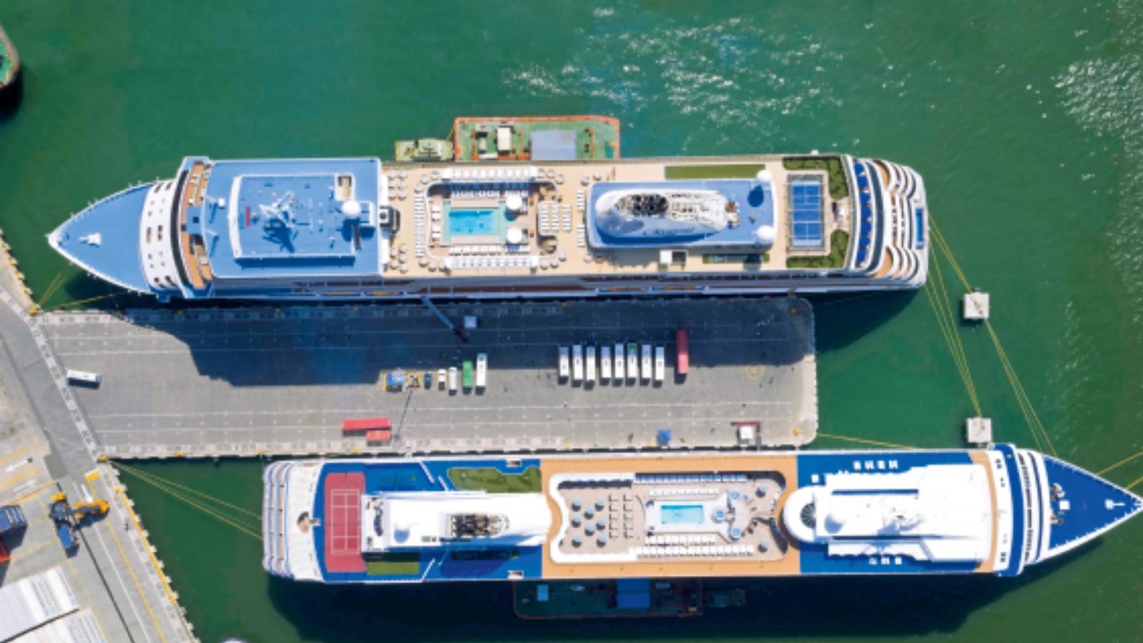 Cruceros turísticos en el puerto de Cartagena de Indias, Caribe colombiano