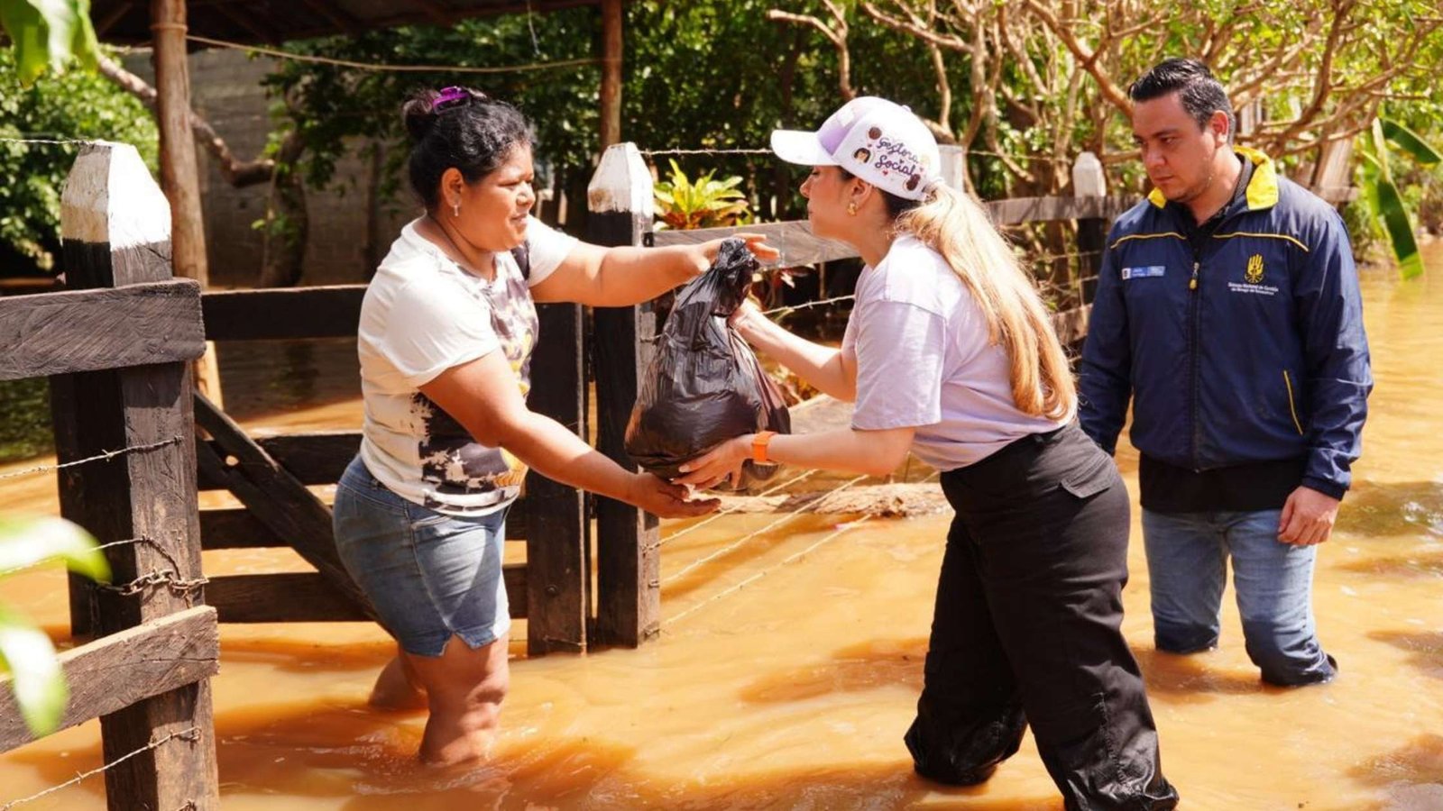 Funcionarios de la Alcaldía de Montería realizan censo RUFE a familias damnificadas por inundaciones en puntos oficiales de registro.