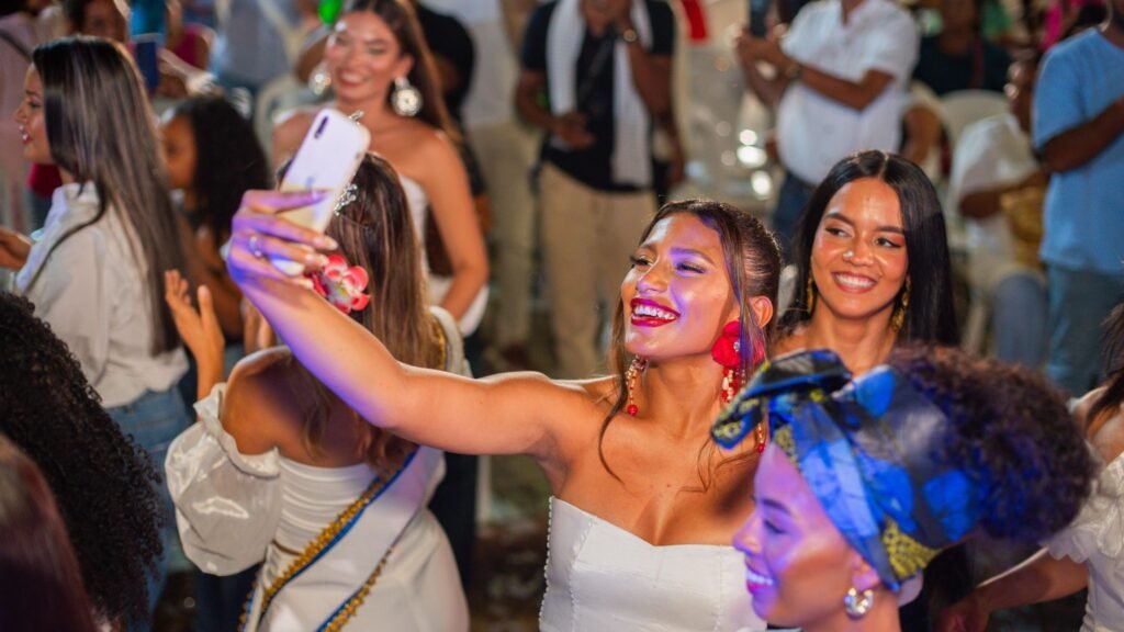 Personas disfrutando de las fiestas del Río en Montería, la capital de Córdoba