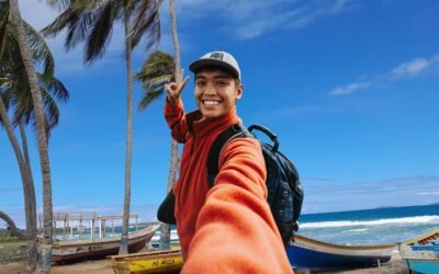 Jóvenes de la Generación Z disfrutando experiencias turísticas en el Caribe y Latinoamérica