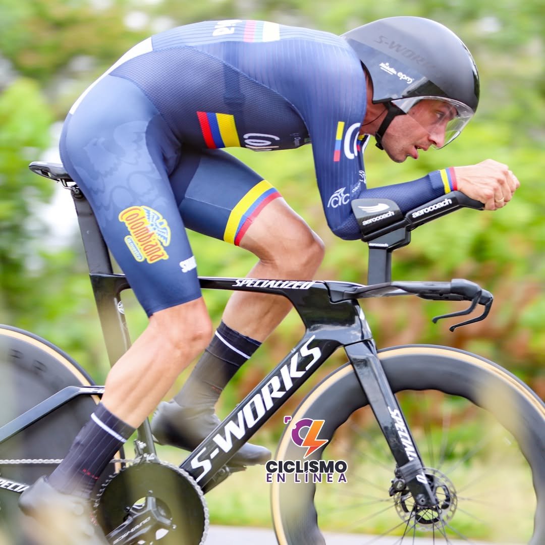 Ciclista compitiendo en el Campeonato Panamericano de Ciclismo 2026 en Montería Colombia