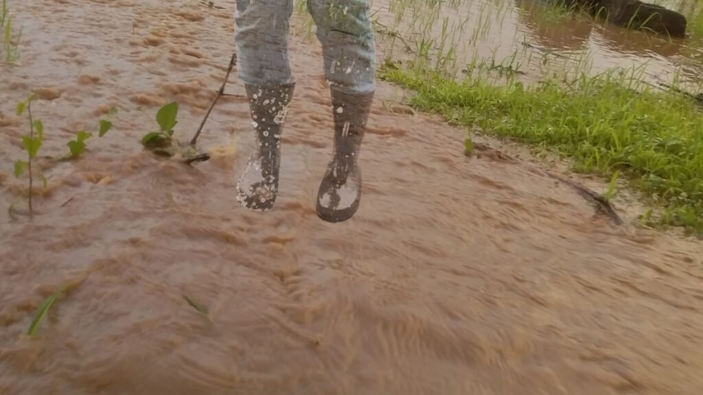 Suelo saturado por las fuertes lluvias incrementando riesgos de deslizamientos