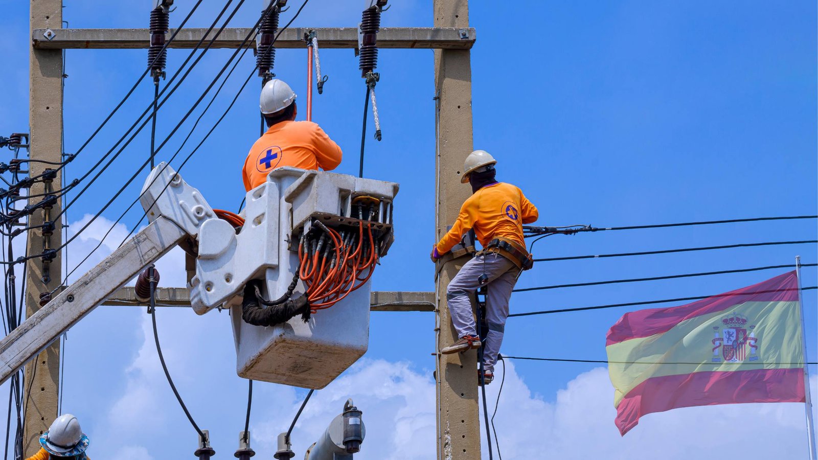 Técnicos eléctricos trabajando en España durante labores de instalación y mantenimiento.