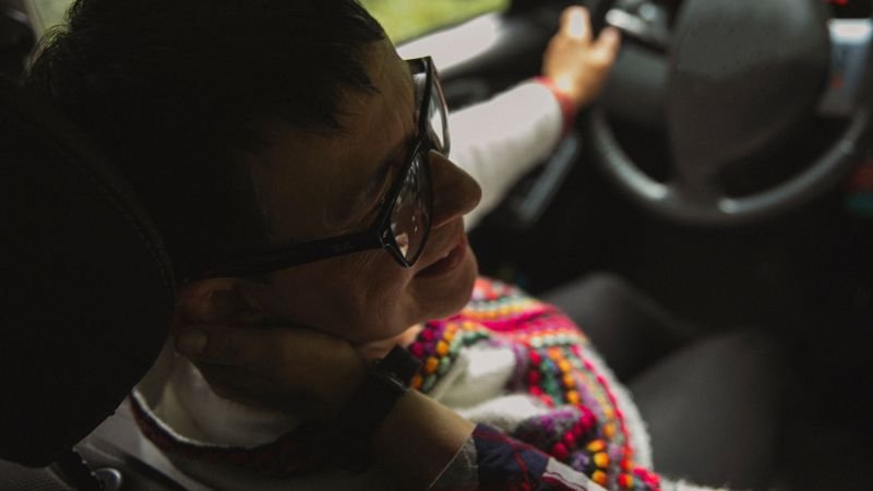 Persona pensionada manejando un automóvil, representando la vida activa en la etapa de jubilación en Colombia.