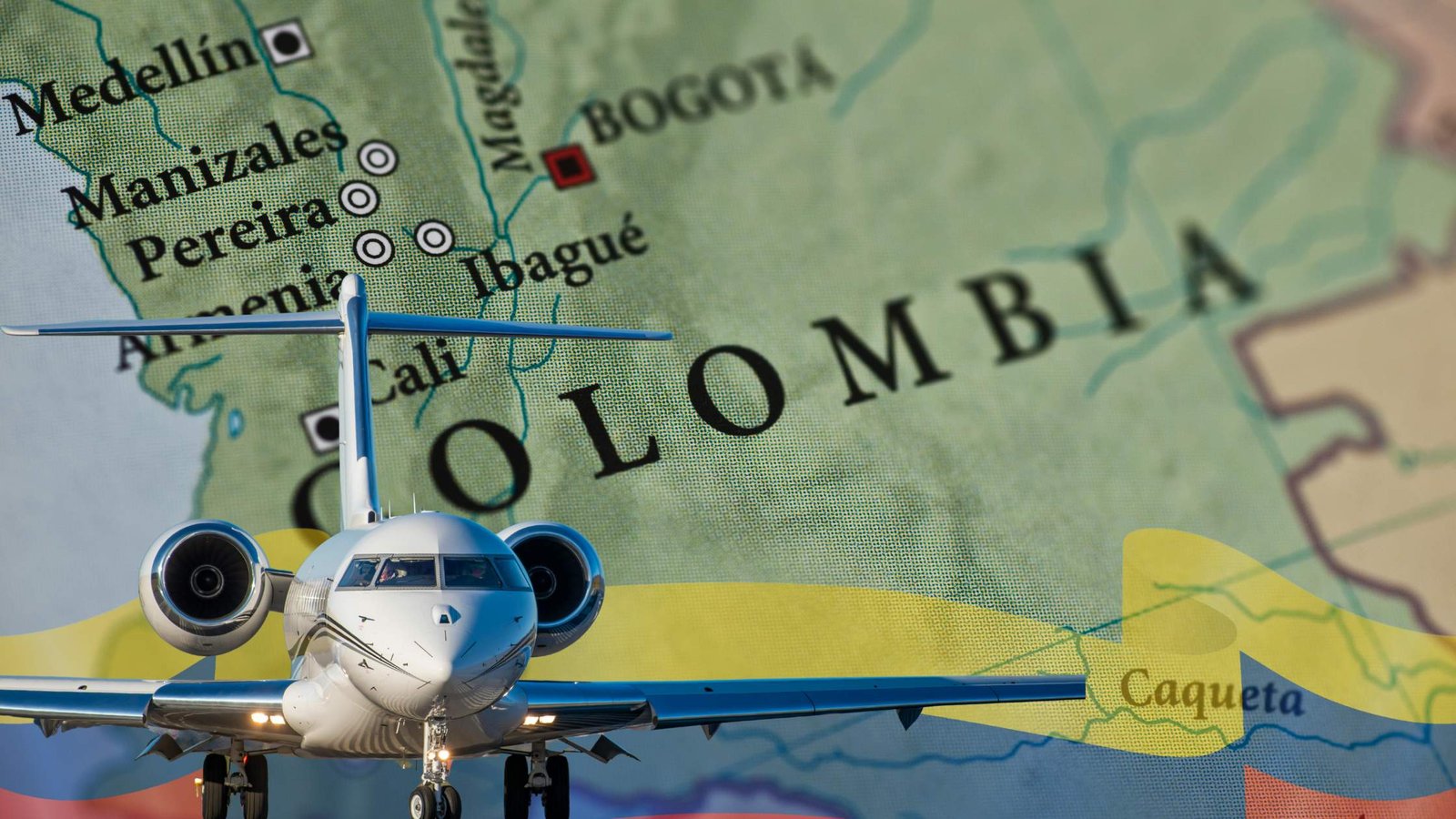 Avión de SATENA sobre un mapa de Colombia, representando rutas aéreas nacionales.