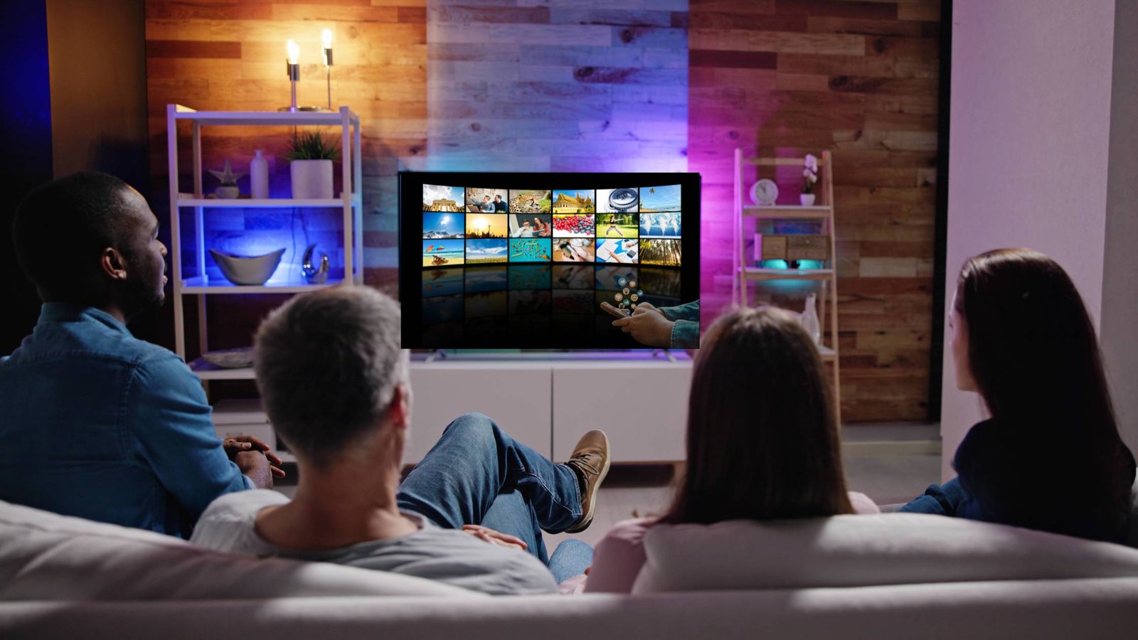 Personas viendo televisión mientras sigue la conversación sobre La Casa de los Famosos Colombia